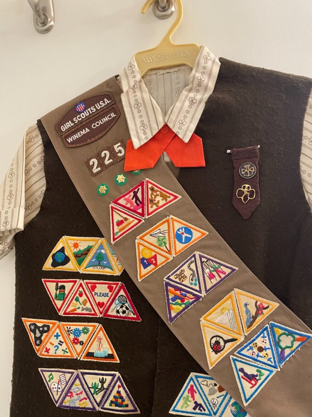 Complete 1980s/1990s Girl Scout Brownie Uniform - Picture 2 of 16